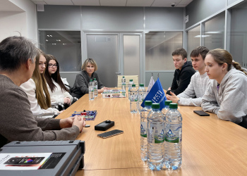 Фото 4 к новости В Нижегородском ЦСМ школьники из Дзержинска калибровали самодельный люксметр для «умного» освещения