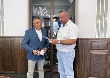 Фото 2 к новости Главный метролог холдинга «Вертолёты России» Сергей Кулик передал памятные медали сотрудникам Нижегородского ЦСМ